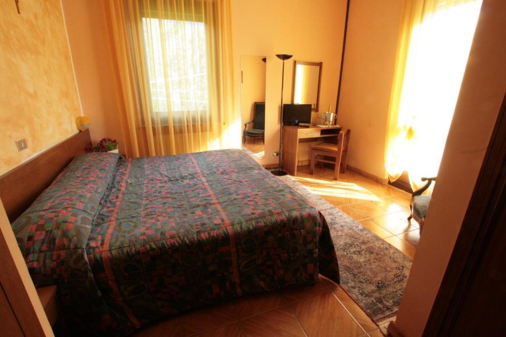 Hotel Sarre Værelse billede